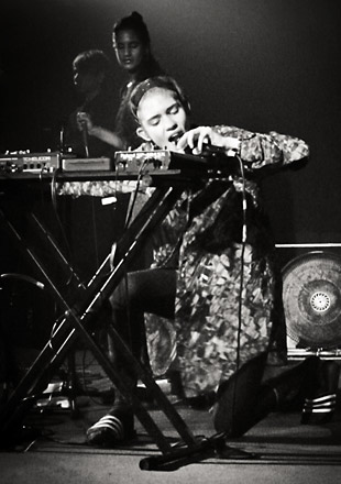 Grimes, Ami Dang