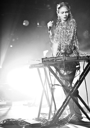 Grimes, Ami Dang
